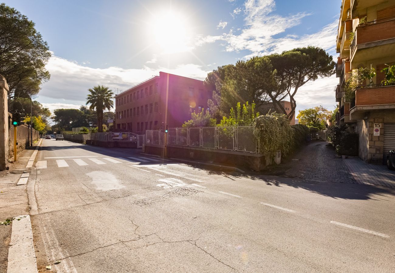 Appartamento a Roma - Charming Apartment with Garden, Parking & Metro