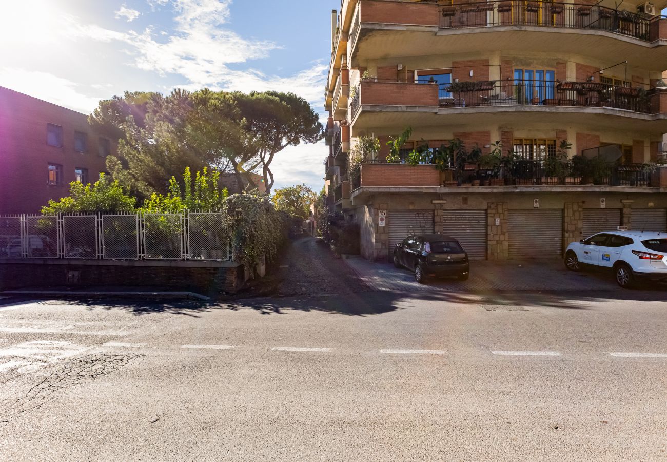 Appartamento a Roma - Charming Apartment with Garden, Parking & Metro