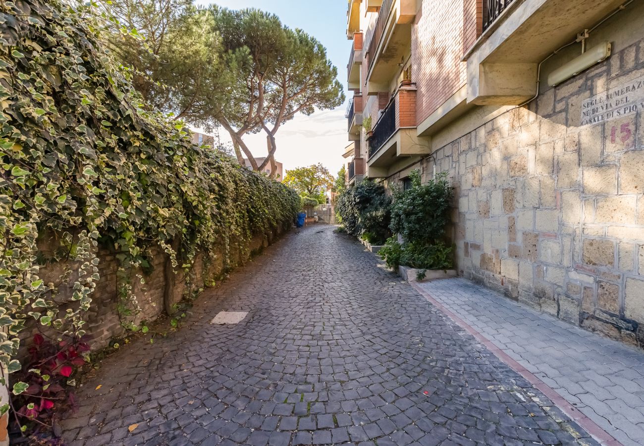 Appartamento a Roma - Charming Apartment with Garden, Parking & Metro