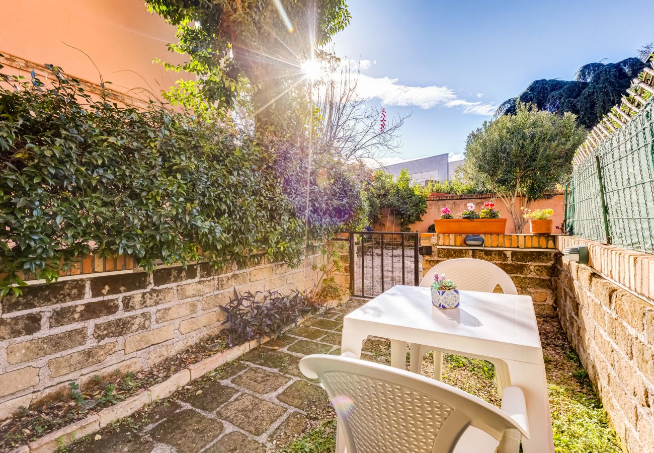 Appartamento a Roma - Charming Apartment with Garden, Parking & Metro