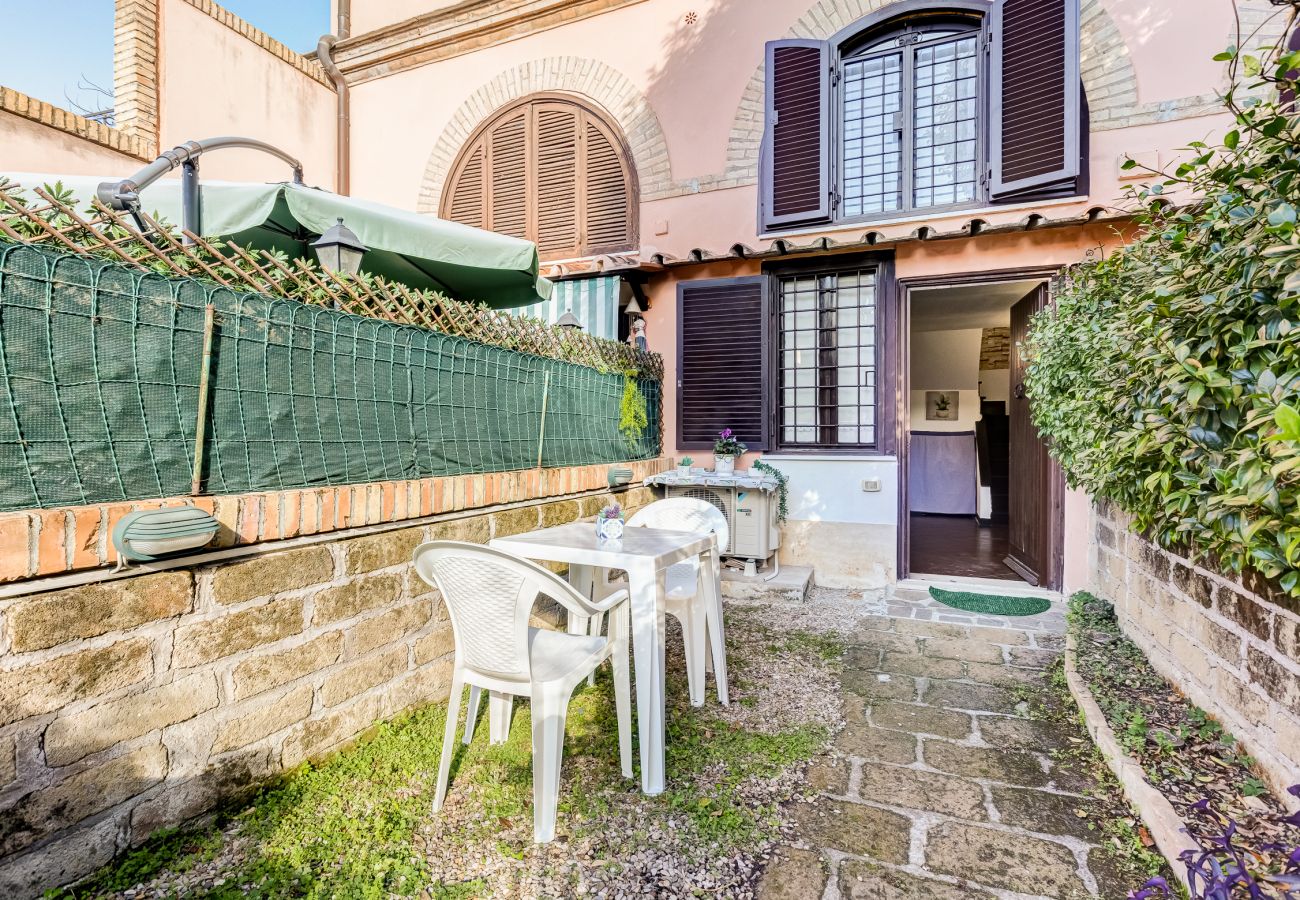 Appartamento a Roma - Charming Apartment with Garden, Parking & Metro