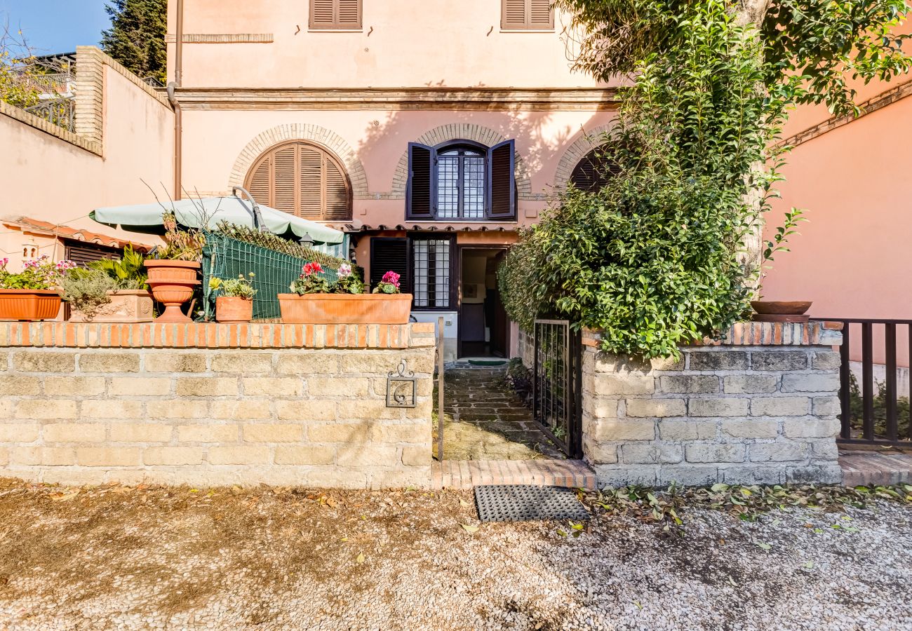 Appartamento a Roma - Charming Apartment with Garden, Parking & Metro