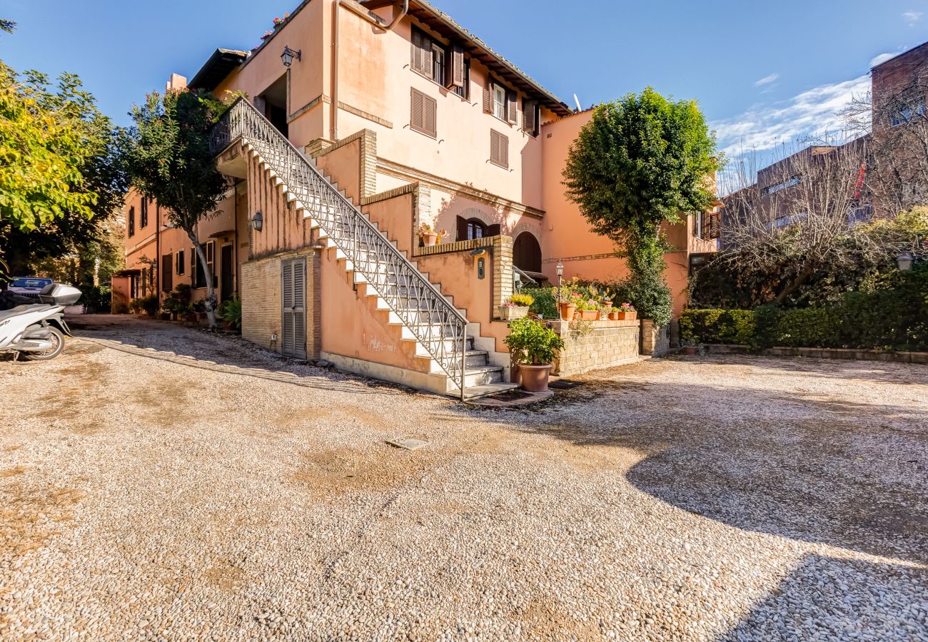 Appartamento a Roma - Charming Apartment with Garden, Parking & Metro