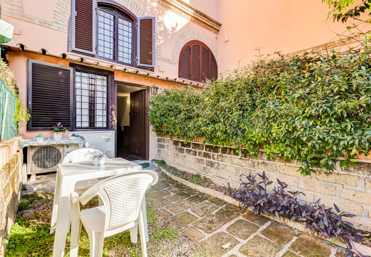 Appartamento a Roma - Charming Apartment with Garden, Parking & Metro