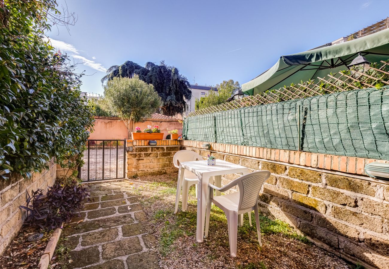 Appartamento a Roma - Charming Apartment with Garden, Parking & Metro