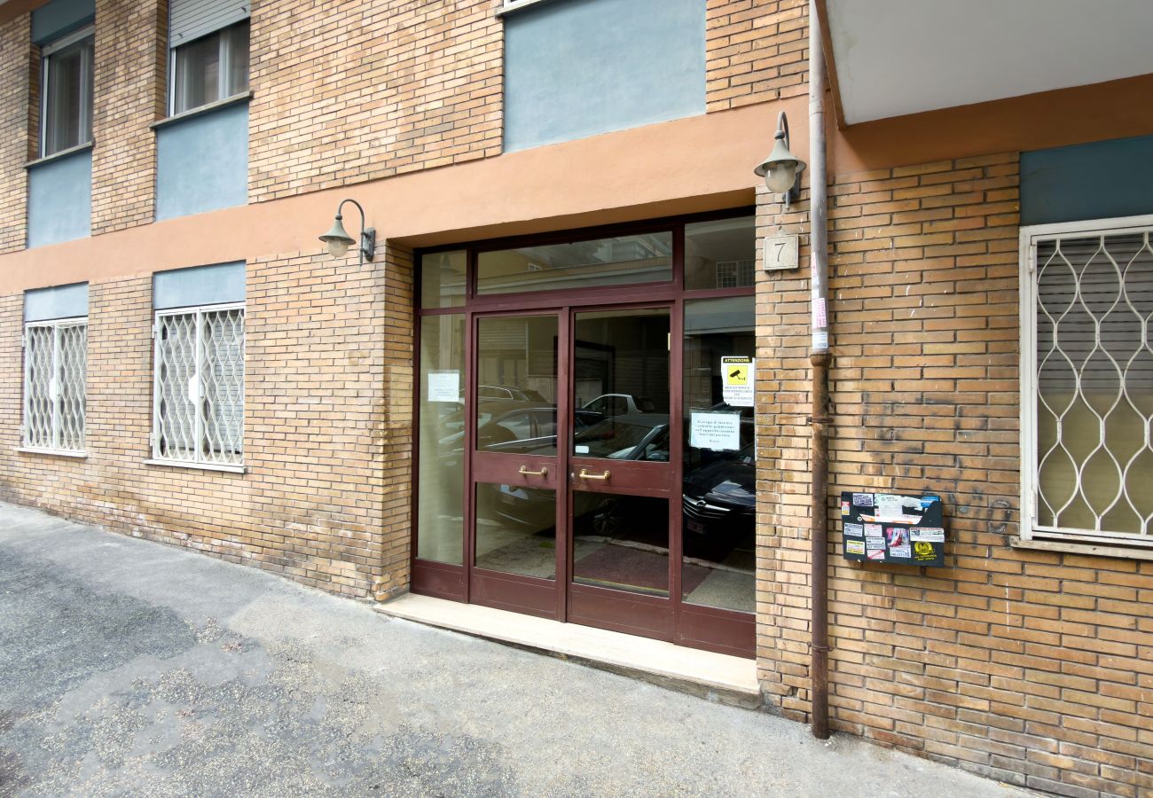 Appartamento a Roma - Modern 3-Bedroom Flat  w/ Private Garage and A/C