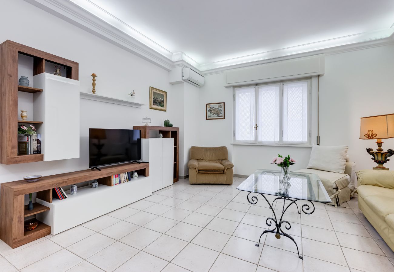 Apartment in Rome - Cozy 2-Bedroom Flat with Balcony in Monteverde