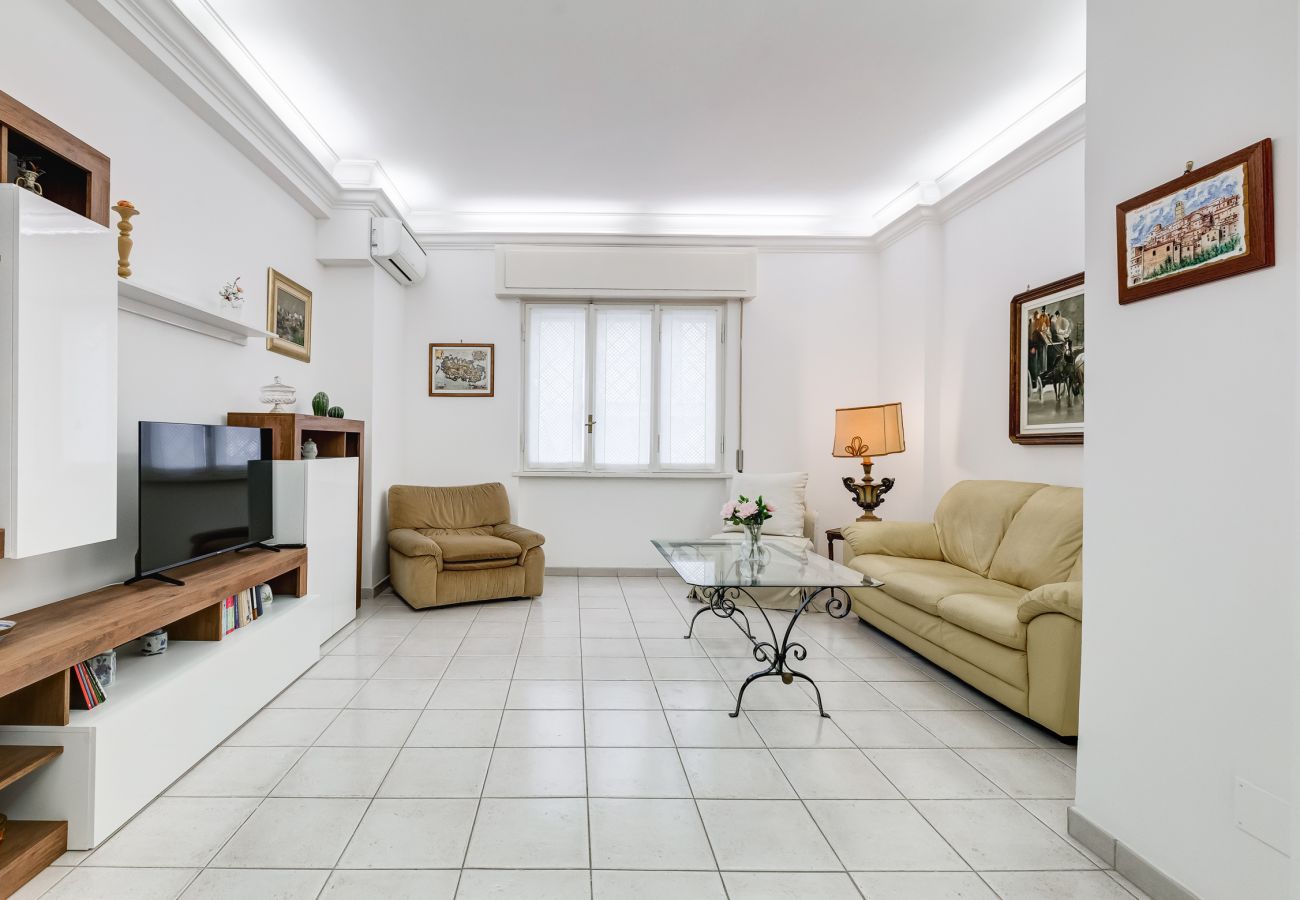 Apartment in Rome - Cozy 2-Bedroom Flat with Balcony in Monteverde