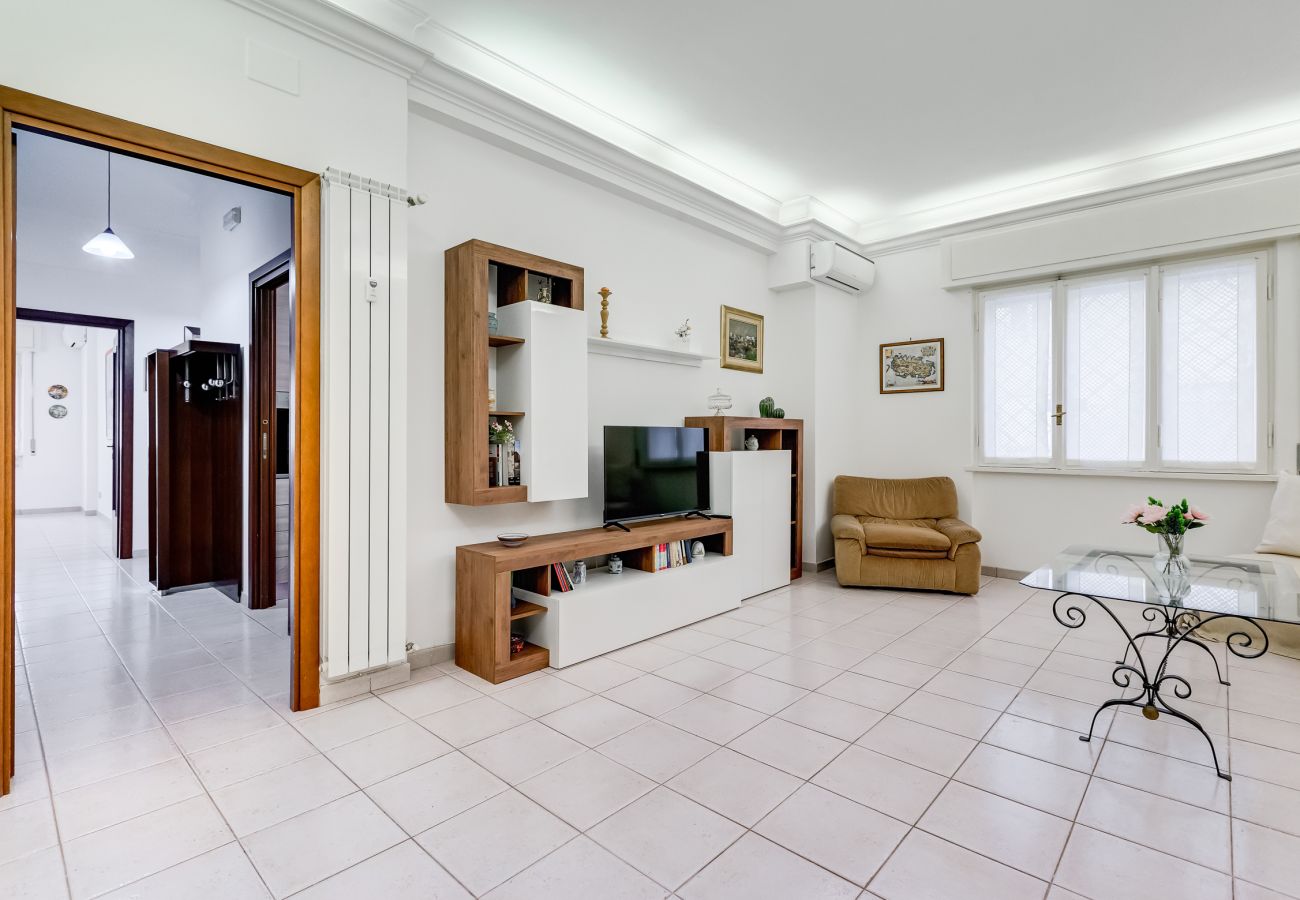 Apartment in Rome - Cozy 2-Bedroom Flat with Balcony in Monteverde