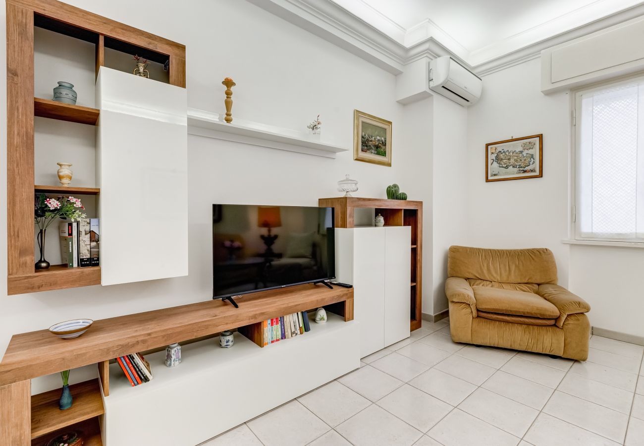 Apartment in Rome - Cozy 2-Bedroom Flat with Balcony in Monteverde