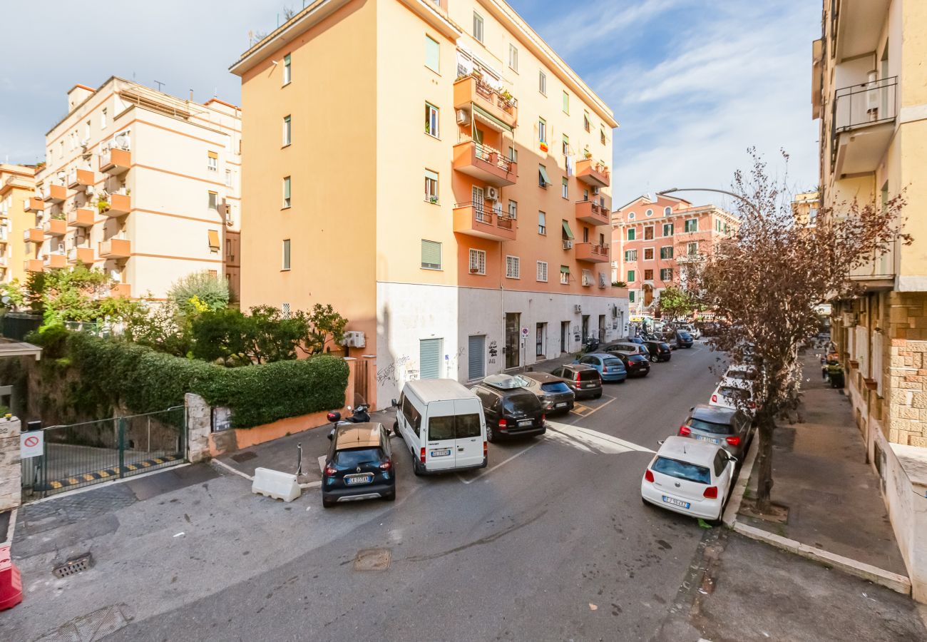 Apartment in Rome - Cozy 2-Bedroom Flat with Balcony in Monteverde