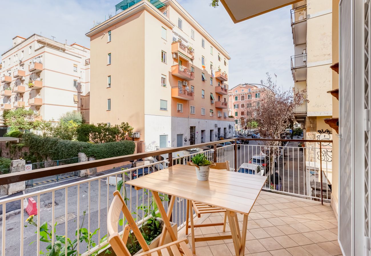 Apartment in Rome - Cozy 2-Bedroom Flat with Balcony in Monteverde