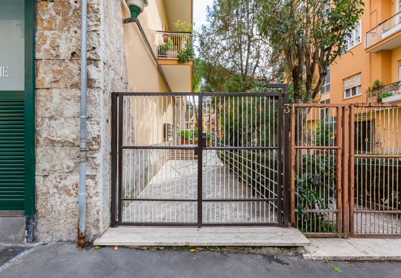 Apartment in Rome - Cozy 2-Bedroom Flat with Balcony in Monteverde