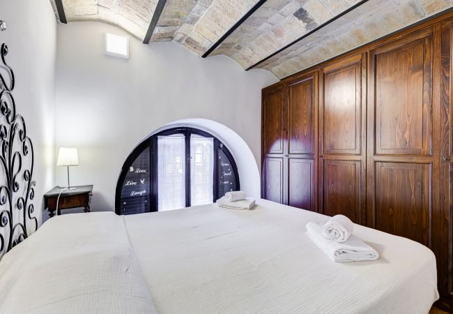 Apartment in Roma - Charming Apartment with Garden, Parking & Metro 