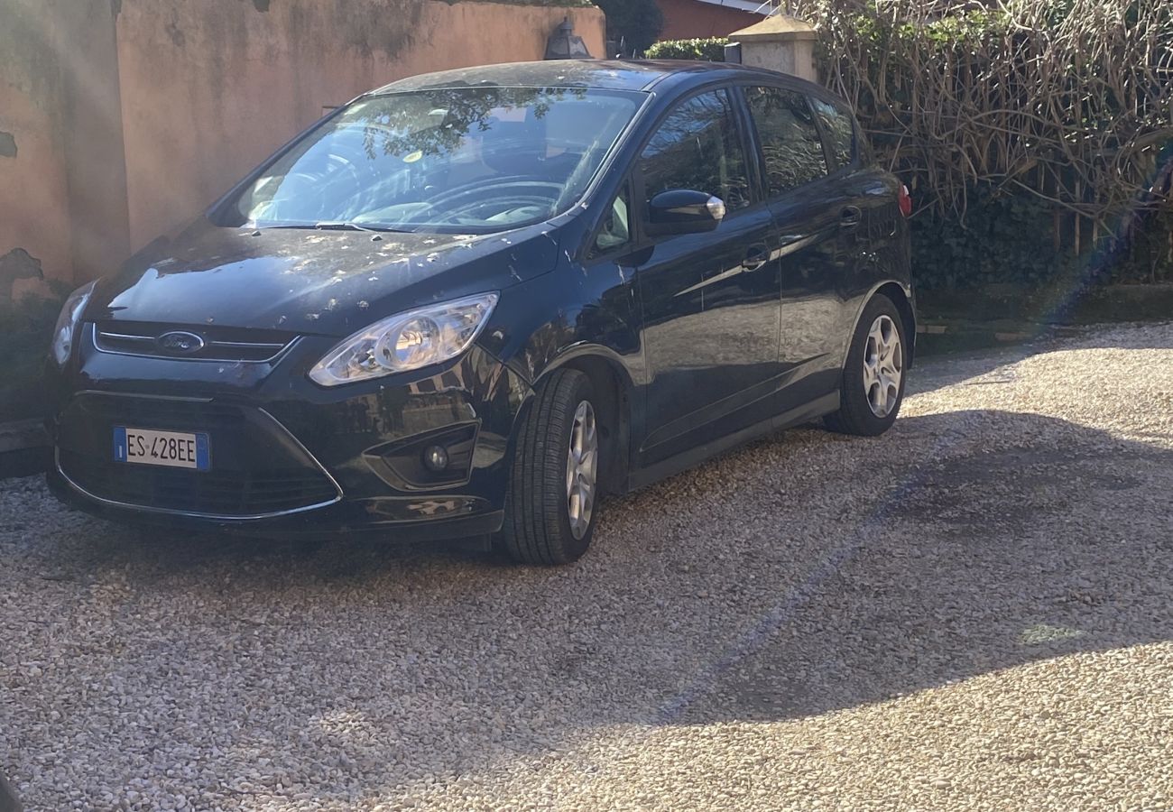 Apartment in Rome - Charming Apartment with Garden, Parking & Metro