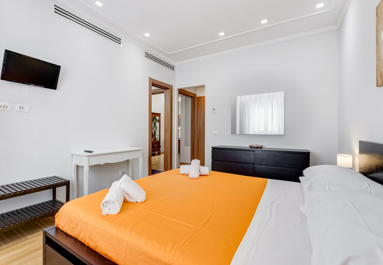 Apartment in Rome - Vatican Flat- 2Bedrooms,2Ensuite Baths & Balcony