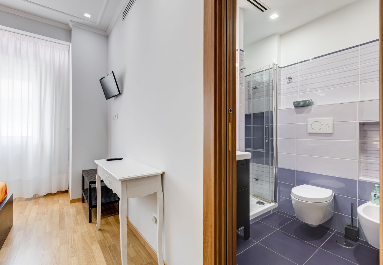 Apartment in Rome - Vatican Flat- 2Bedrooms,2Ensuite Baths & Balcony