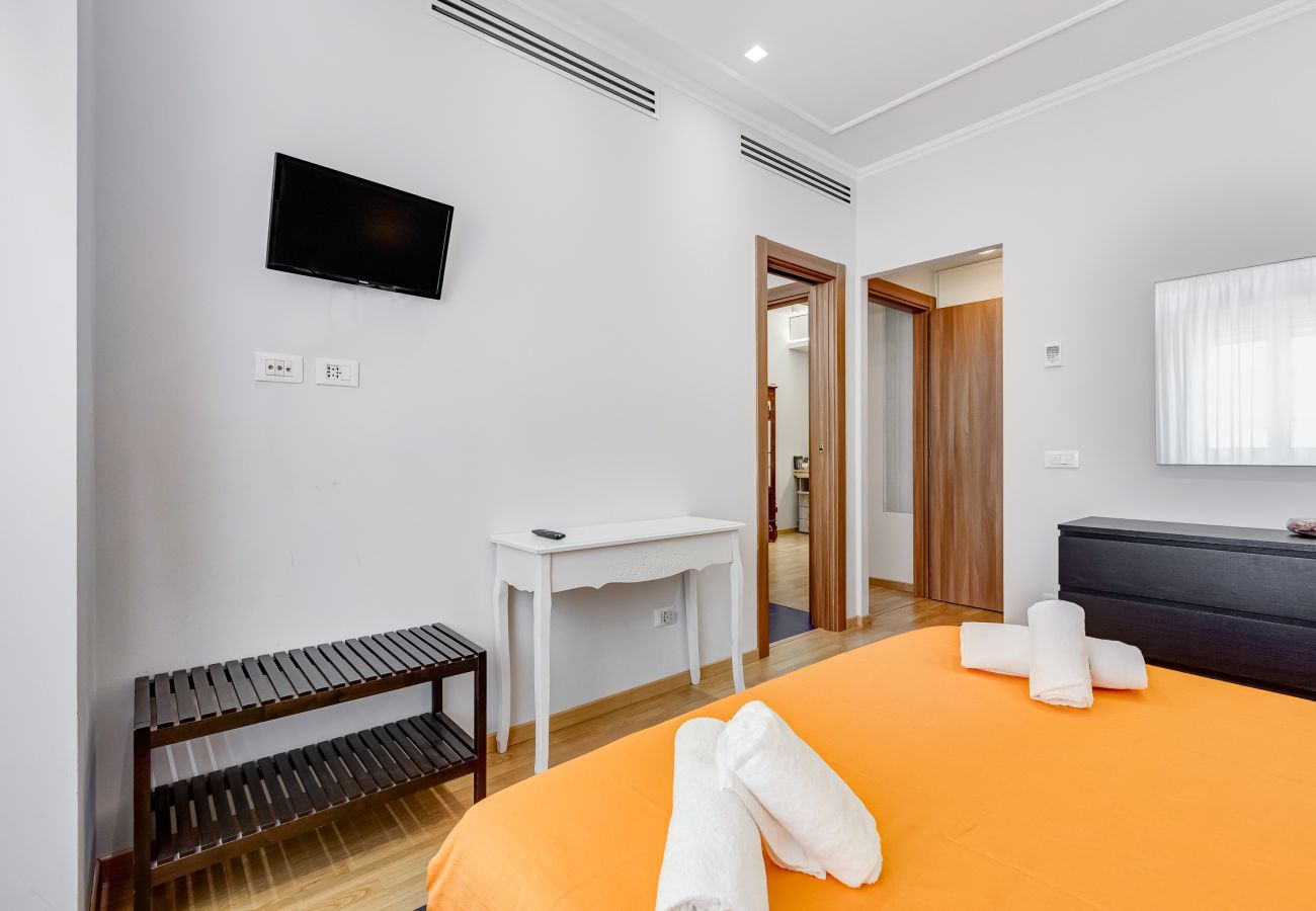 Apartment in Rome - Vatican Flat- 2Bedrooms,2Ensuite Baths & Balcony