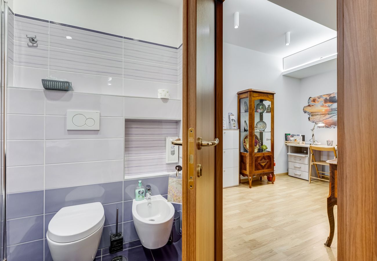 Apartment in Rome - Vatican Flat- 2Bedrooms,2Ensuite Baths & Balcony