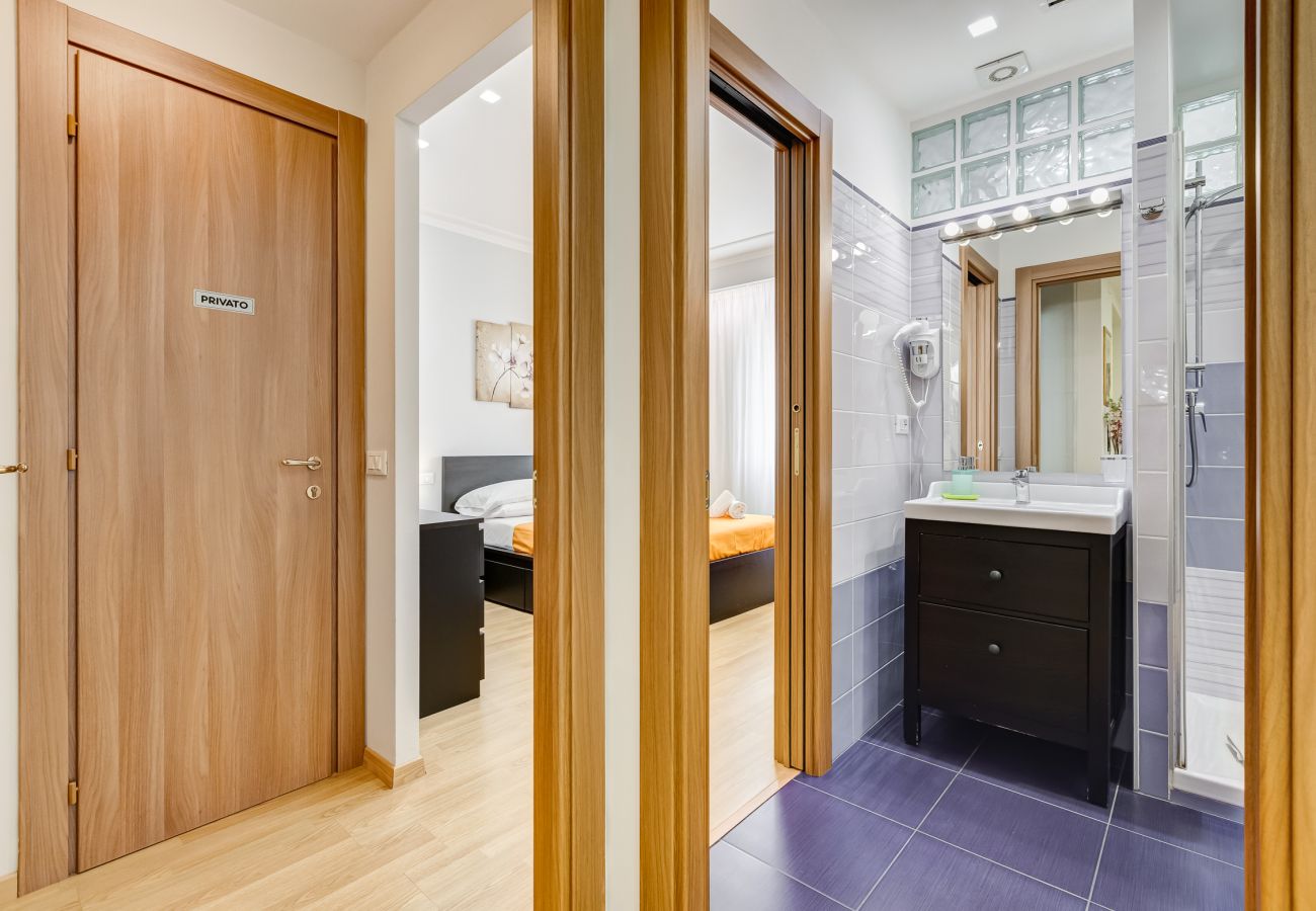 Apartment in Rome - Vatican Flat- 2Bedrooms,2Ensuite Baths & Balcony