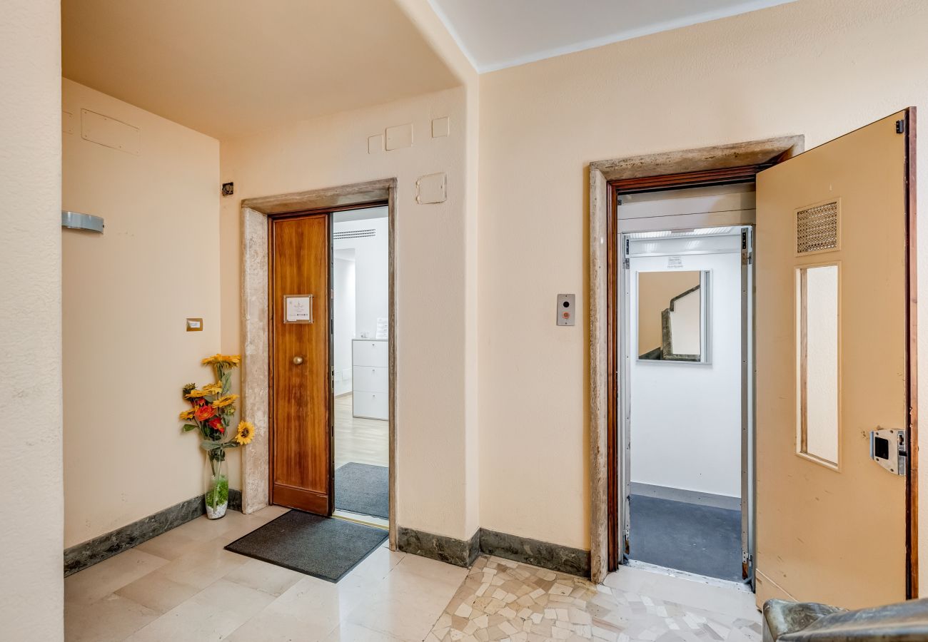 Apartment in Rome - Vatican Flat- 2Bedrooms,2Ensuite Baths & Balcony